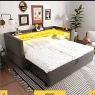 سرير غامق مع طاولة إضاءة LED