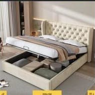سرير مبطن كريمي مع بطانية حمراء
